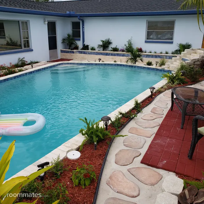 Room for rent in St. Petersburg, FL $900, house