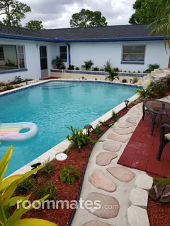 Room for rent in St. Petersburg, FL $900, house