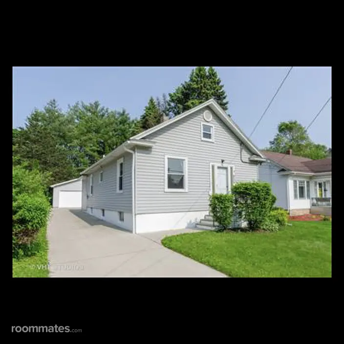 Room for rent in Elgin, IL $700, house