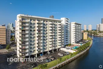 Room for rent in Hallandale Beach, FL $1600, condo