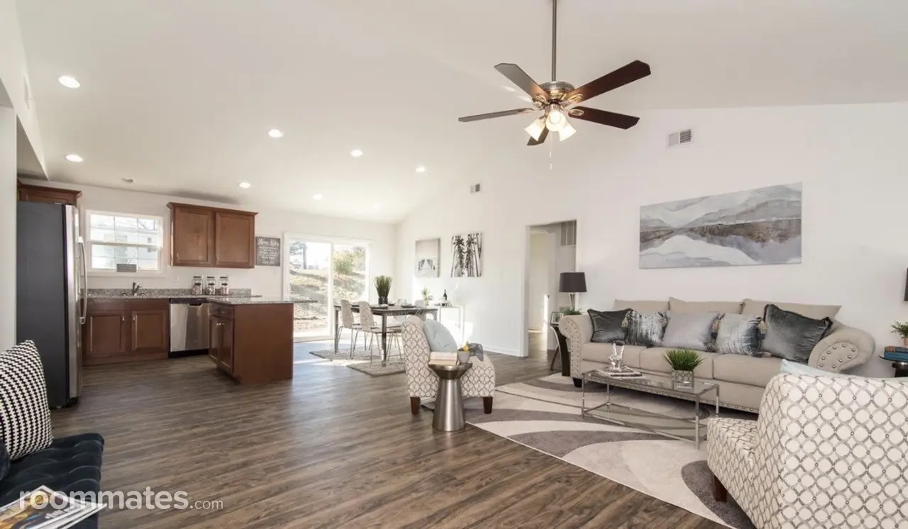 Profile photo 1 of 10