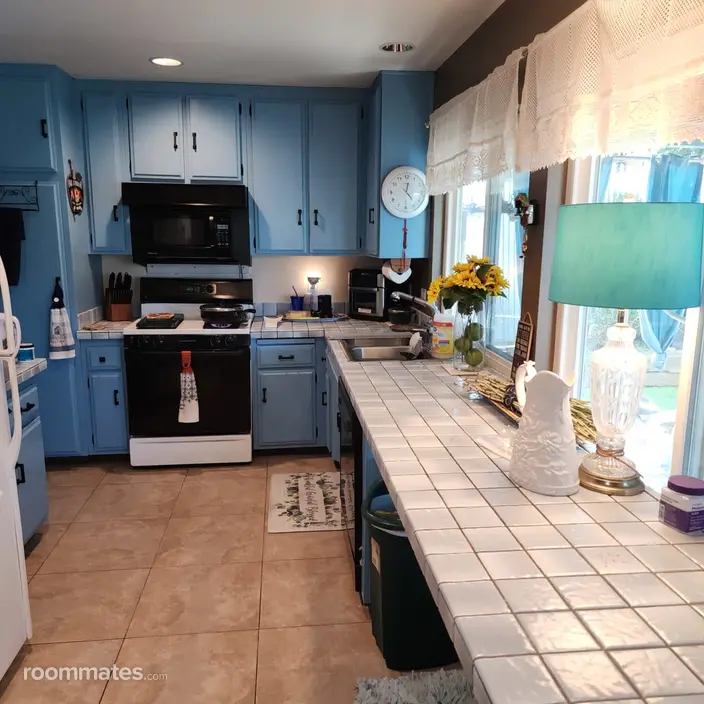 Room for rent in Corona, CA $1000, house