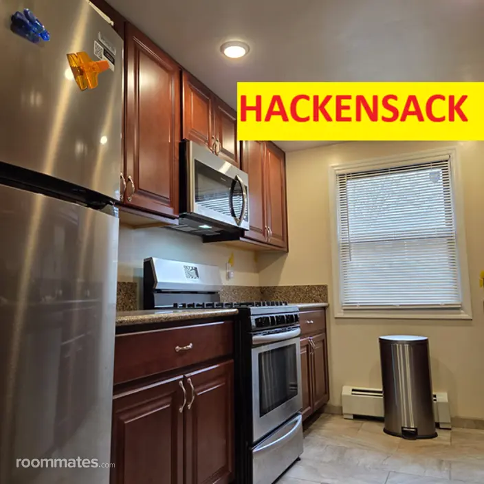Room for rent in Hackensack, NJ $1000, townhouse