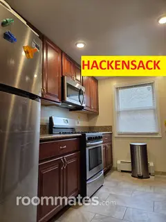 Room for rent in Hackensack, NJ $975, townhouse