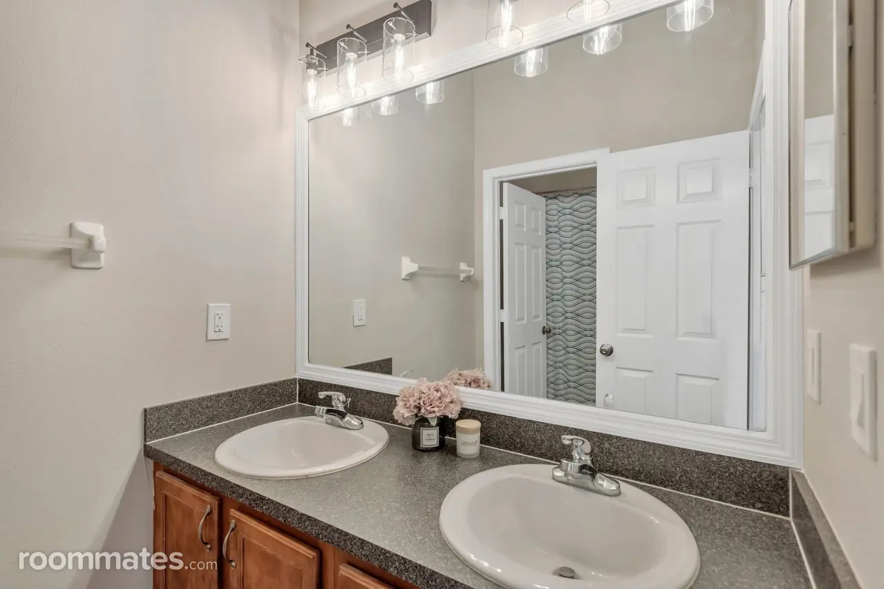 Profile photo 9 of 16