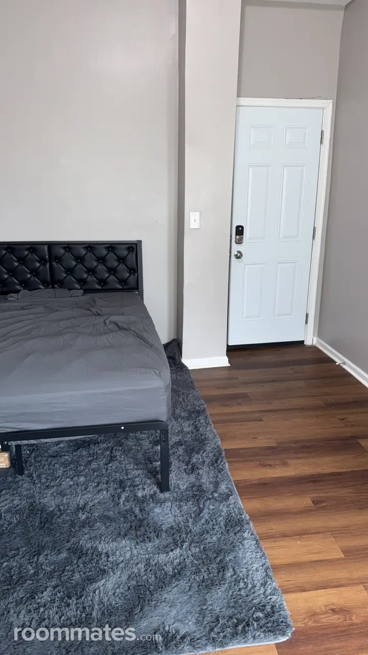 Profile photo 3 of 8