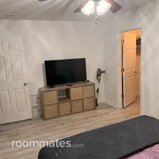 Room for rent in North Charleston, SC $1200, condo
