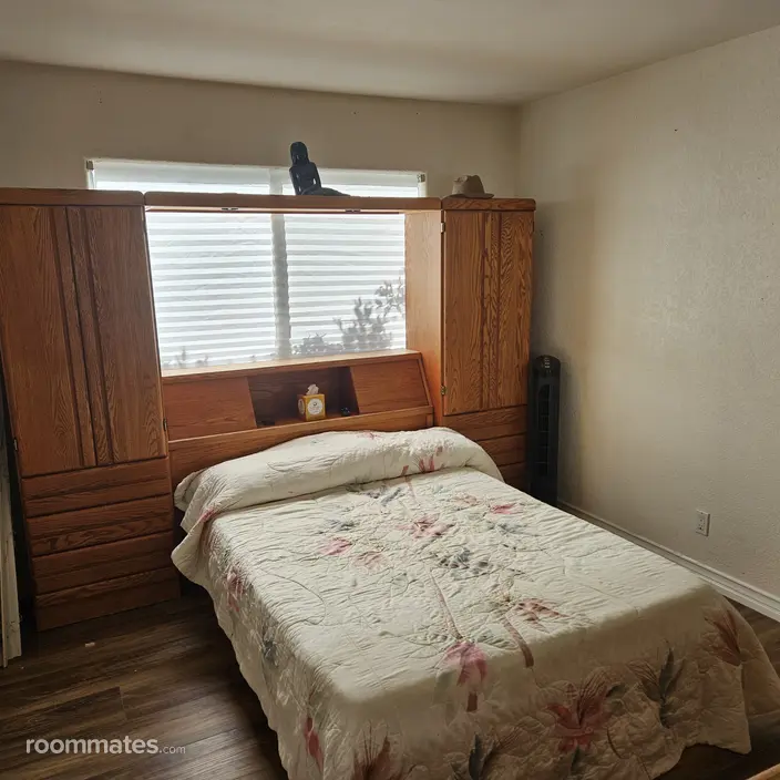 Room for rent in Huntington Beach, CA $1300, house