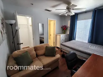 Room for rent in Gainesville, FL $580, condo