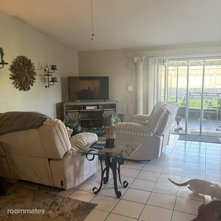 Room for rent in Royal Palm Beach FL $1800, house