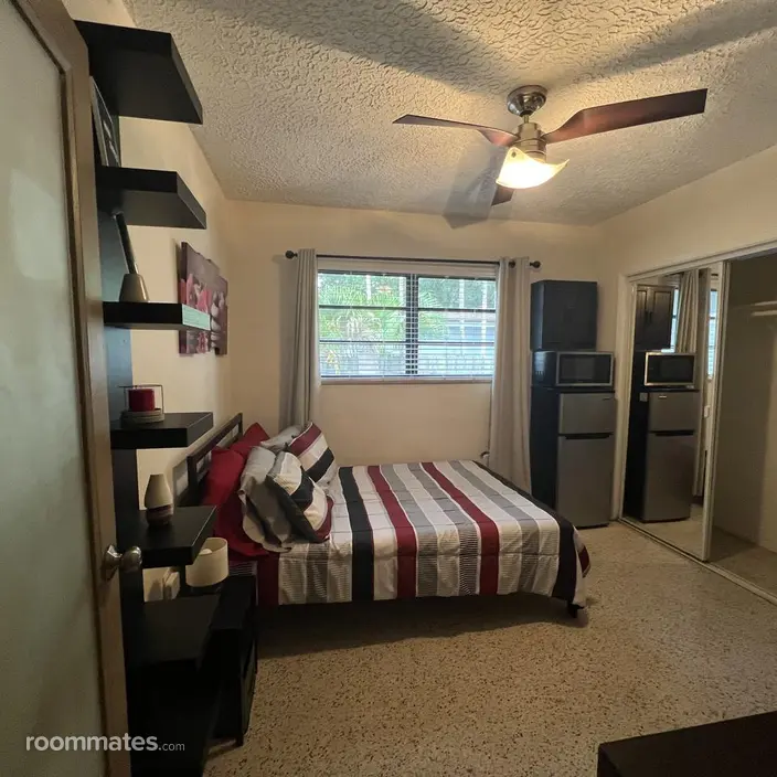 Room for rent in Miami, FL $1045, house