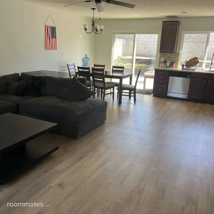 Room for rent in Anaheim, CA $1100, house