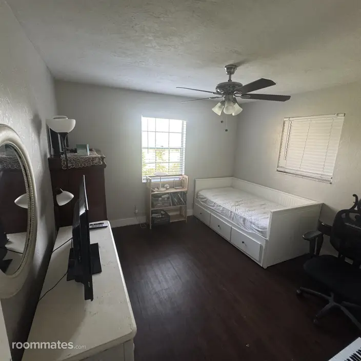 Room for rent in West Palm Beach FL $1200, house