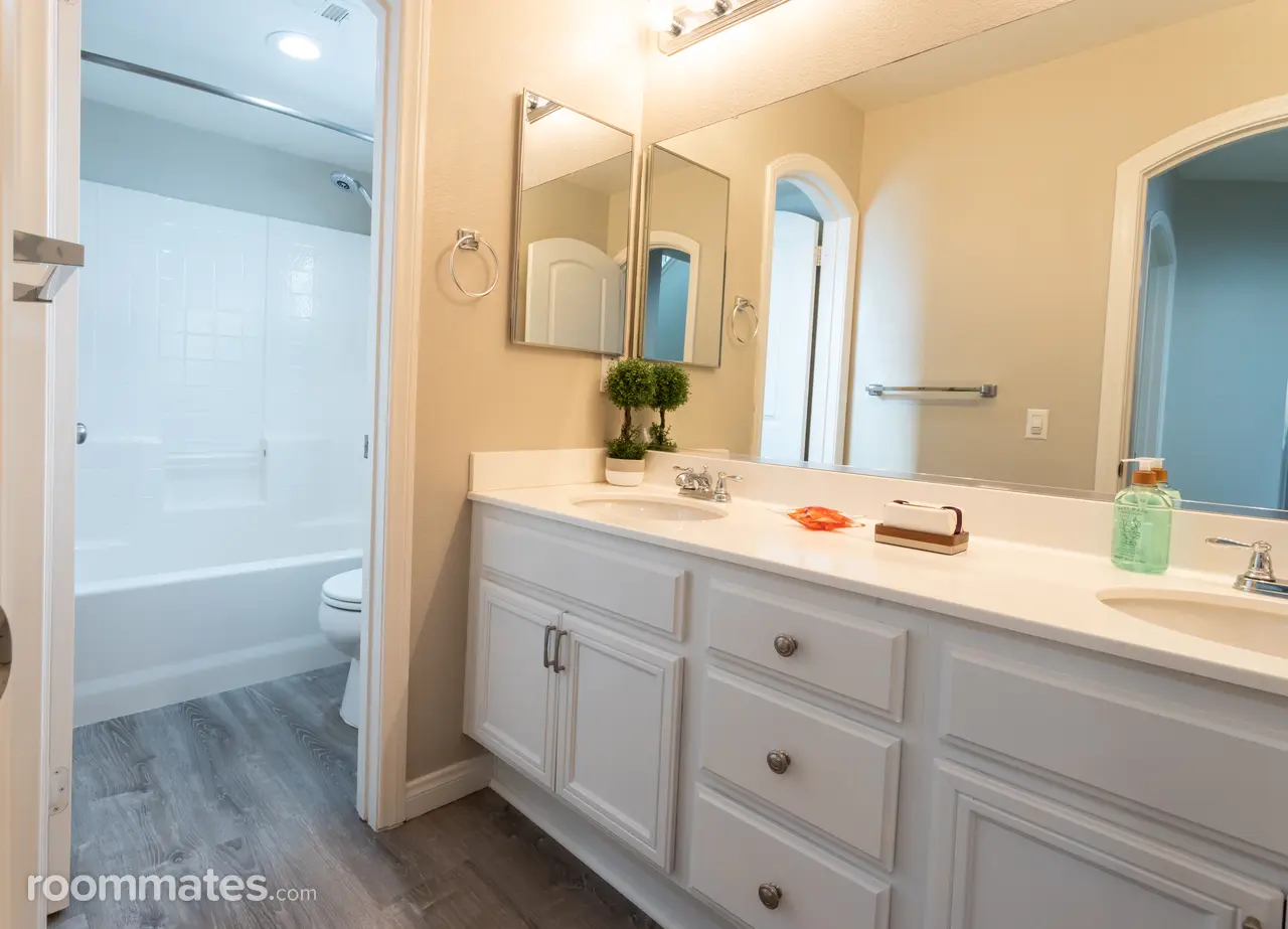 Profile photo 8 of 10