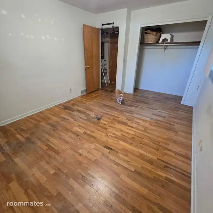Room for rent in Lansing, MI $900, house
