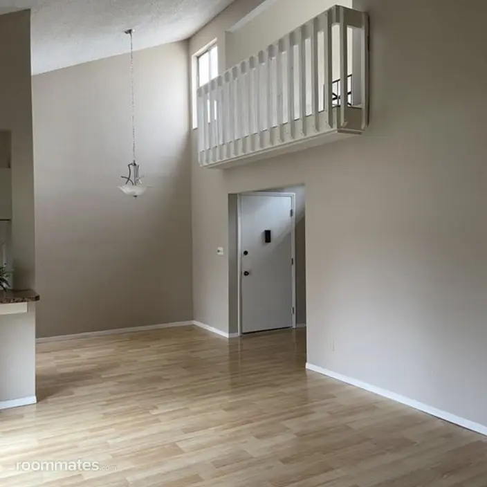 Room for rent in Champaign IL $900, condo