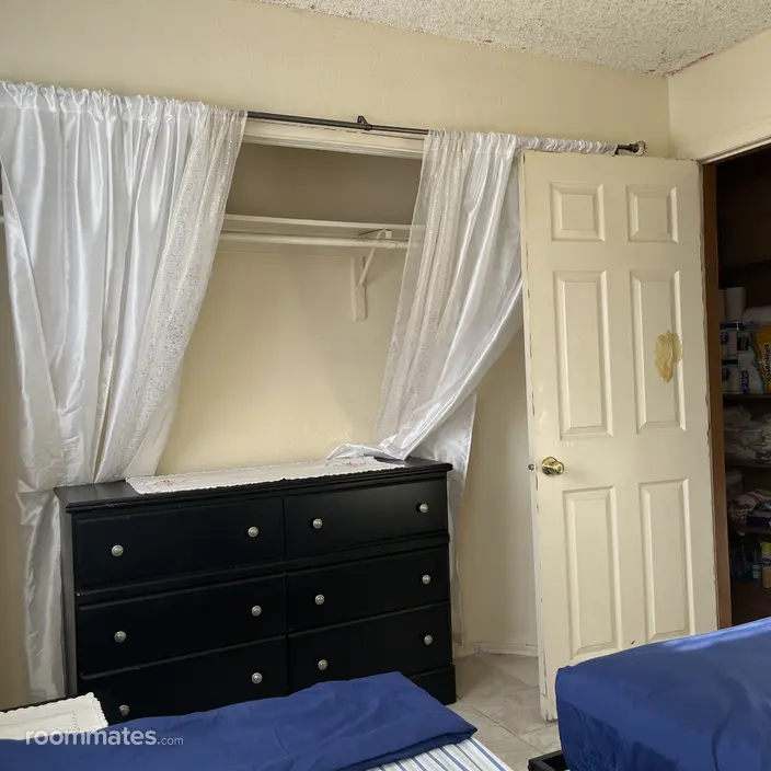 Room for rent in San Bernardino CA $700, house