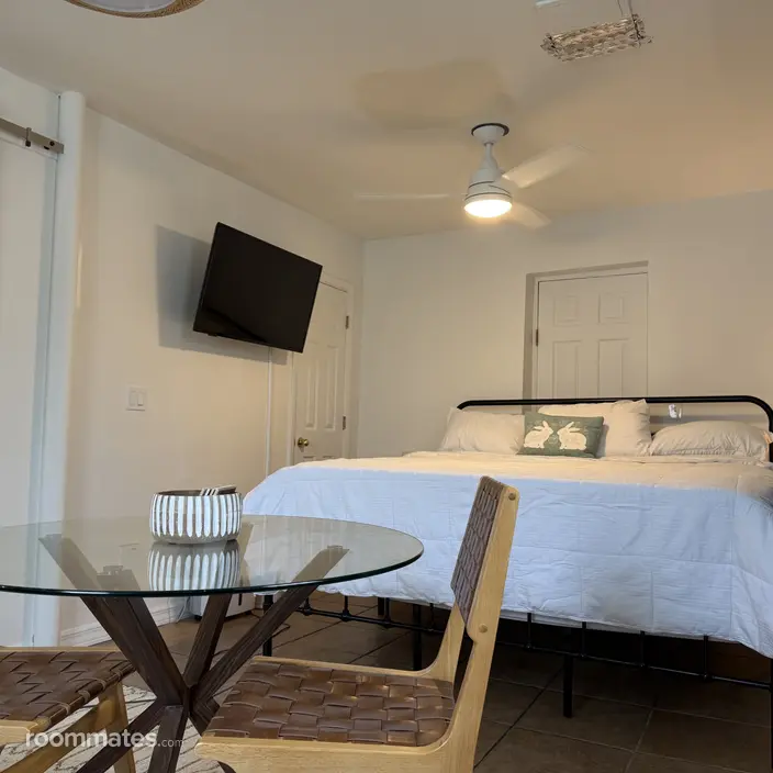 Room for rent in Chicago IL $1000, condo