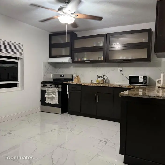 Room for rent in Hollywood FL $1150, house