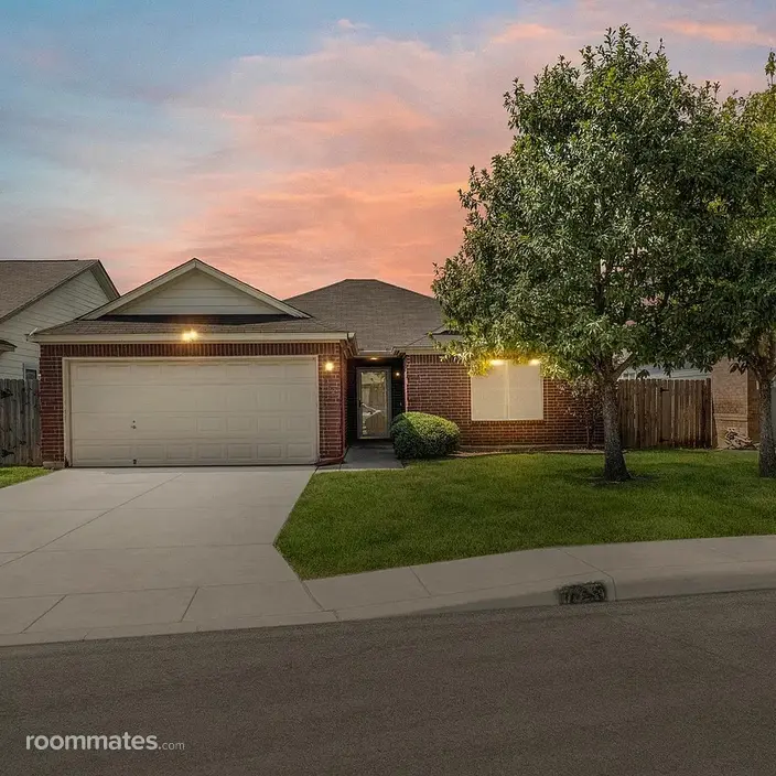 Room for rent in San Antonio TX $700, house
