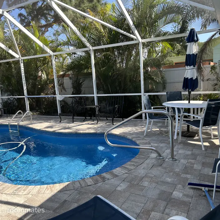 Room for rent in St. Petersburg FL $1200, house