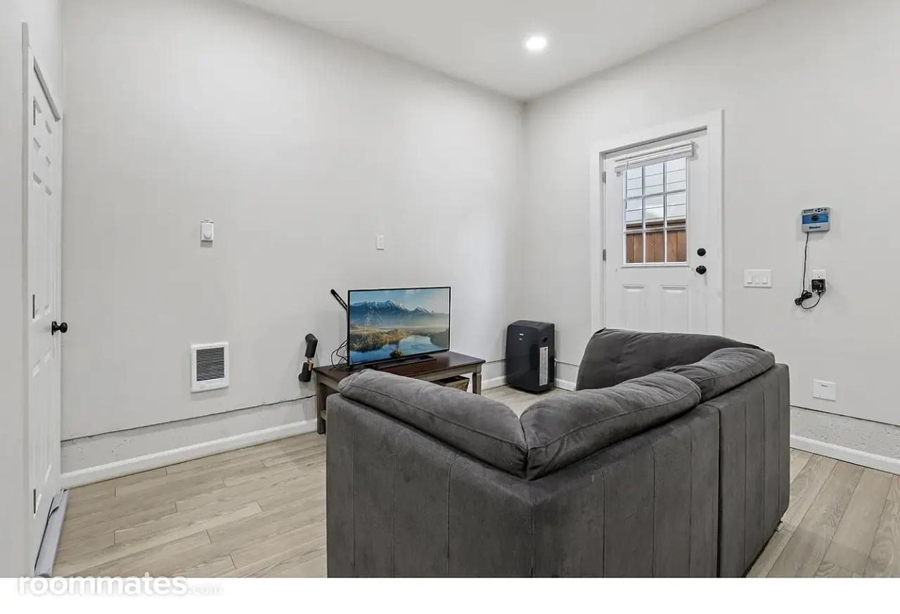 Profile photo 3 of 8