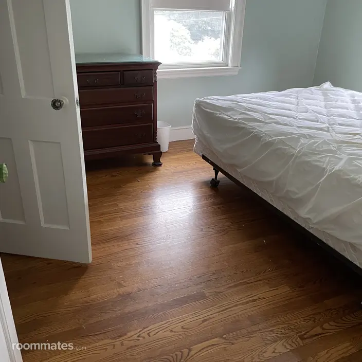 Room for rent in West Roxbury, MA $1000, house
