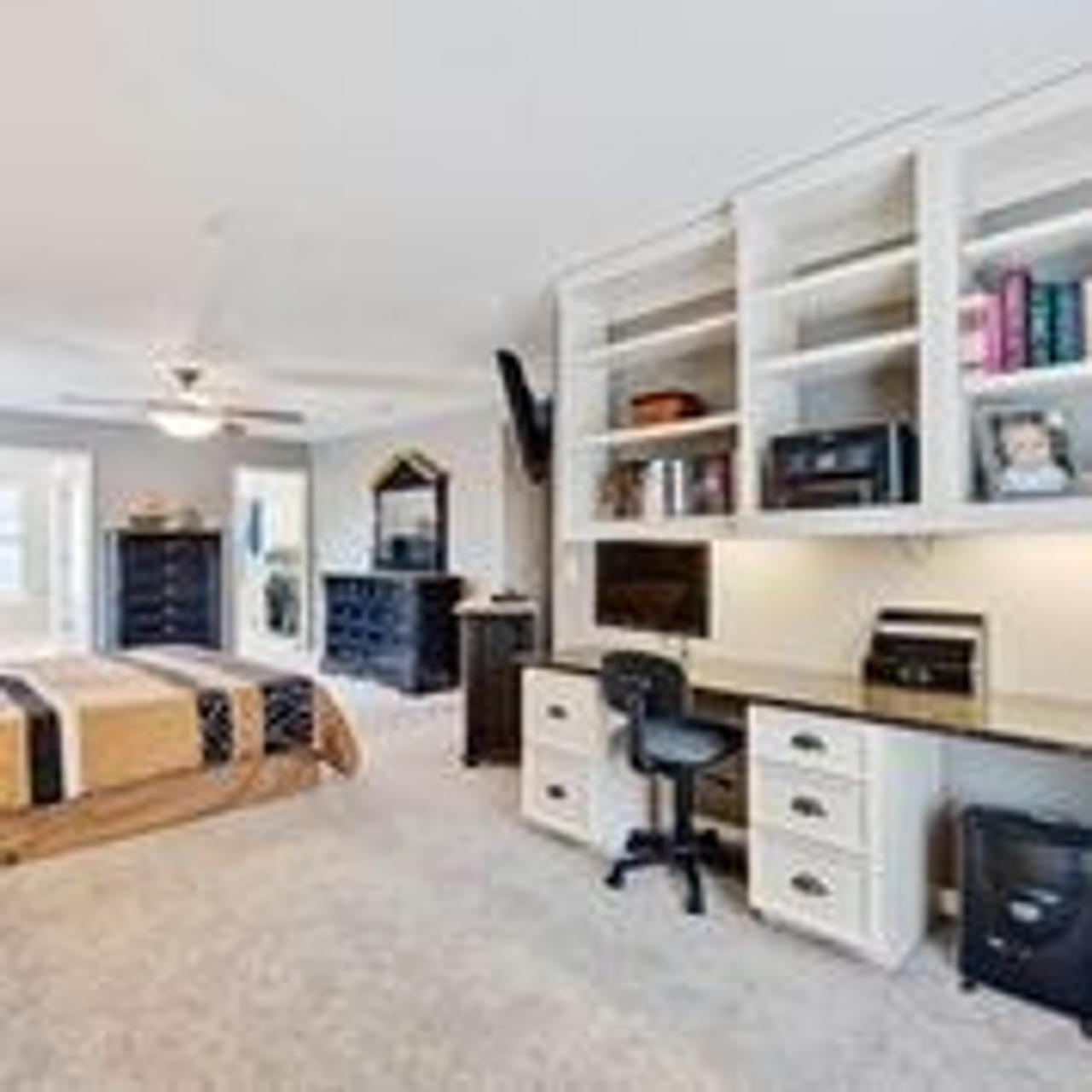 Profile photo 6 of 12