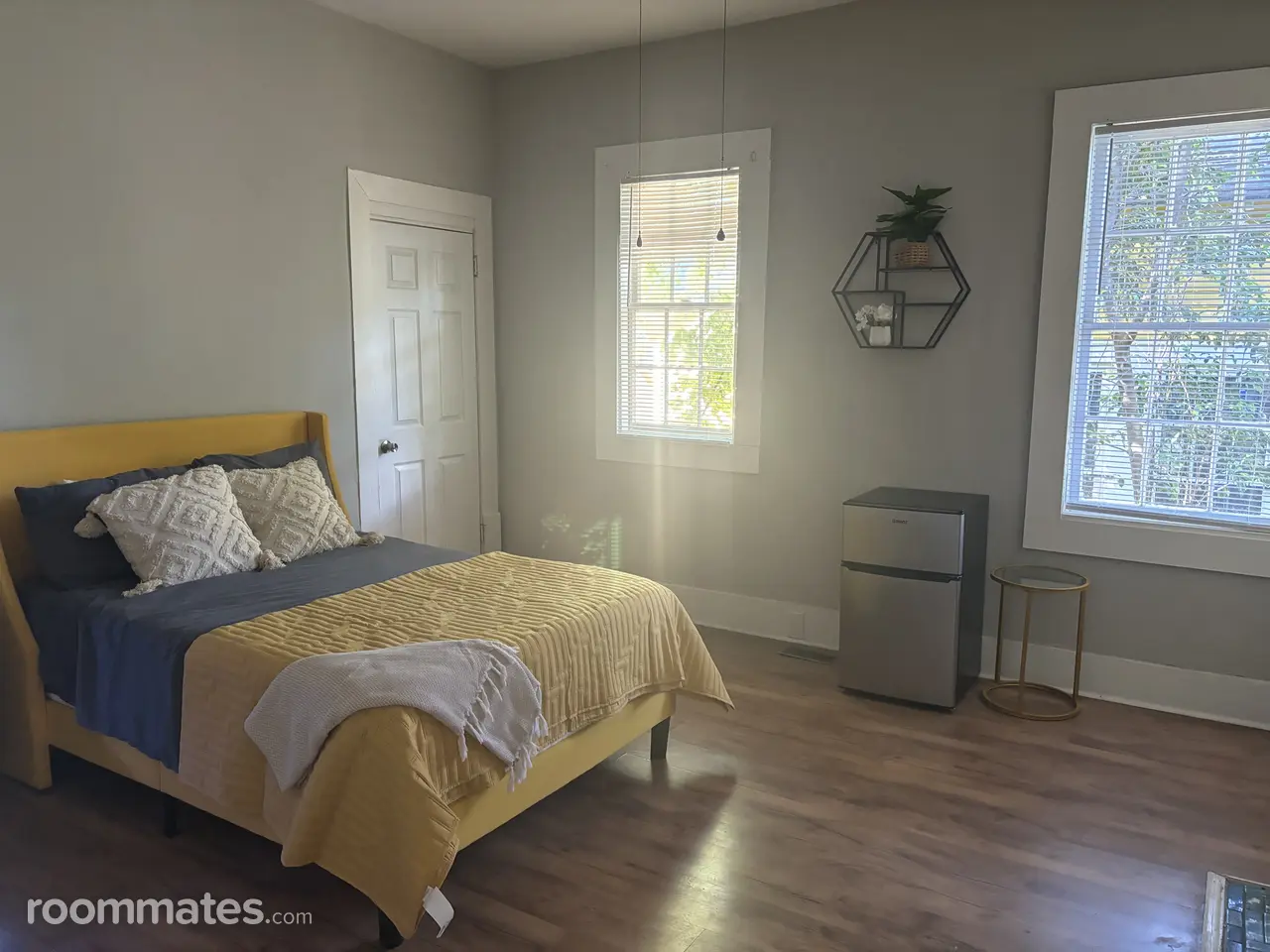 Profile photo 1 of 10