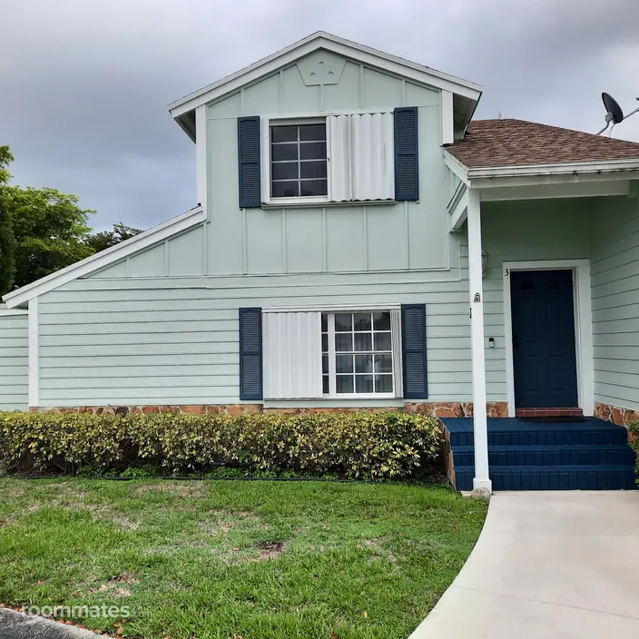 Room for rent in Miami, FL $900, townhouse