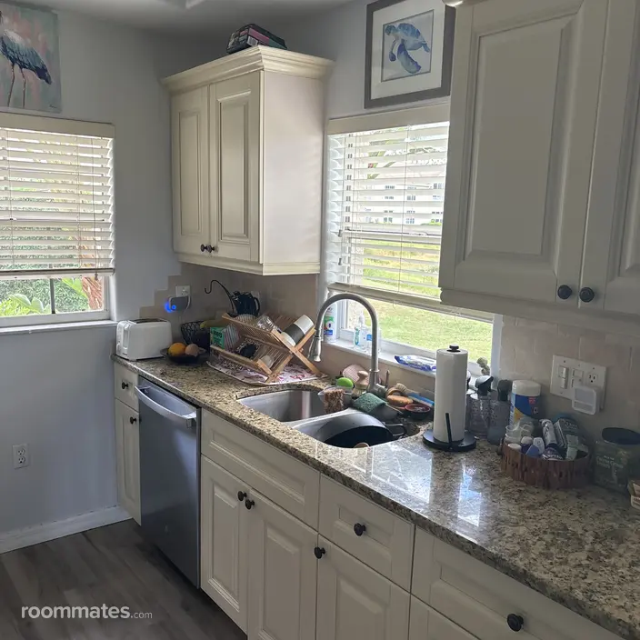 Room for rent in Sarasota, FL $1000, condo