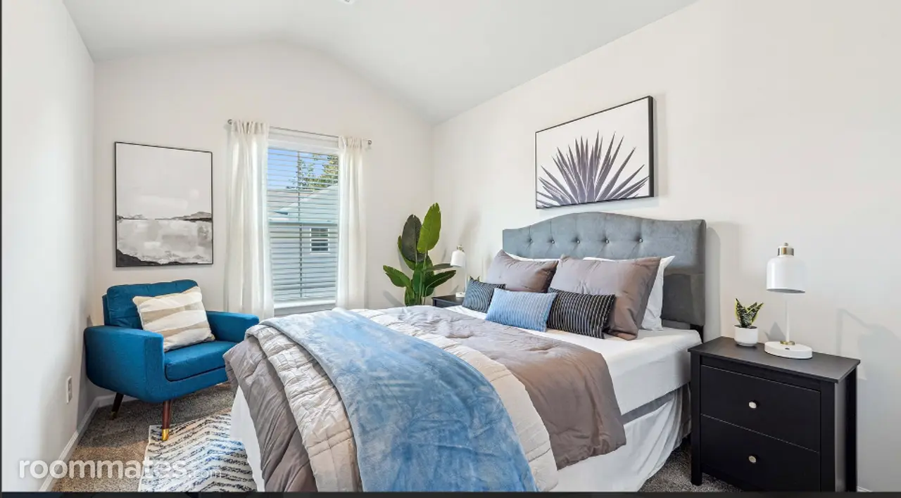 Profile photo 1 of 10