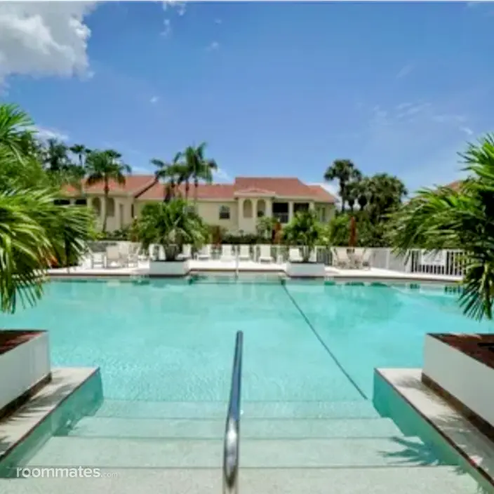 Room for rent in Naples, FL $1000, condo