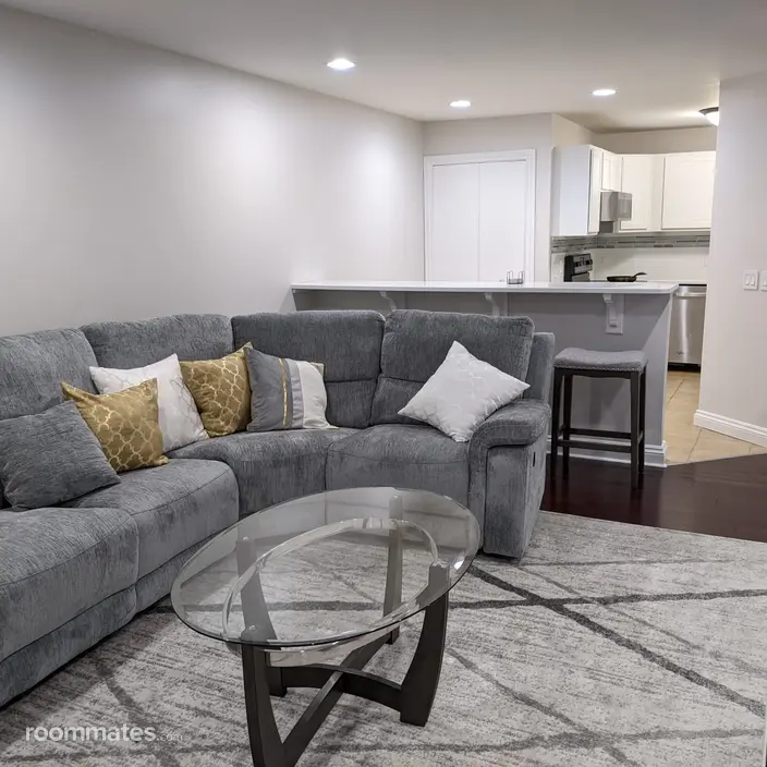 Room for rent in West Bloomfield, MI $950, condo