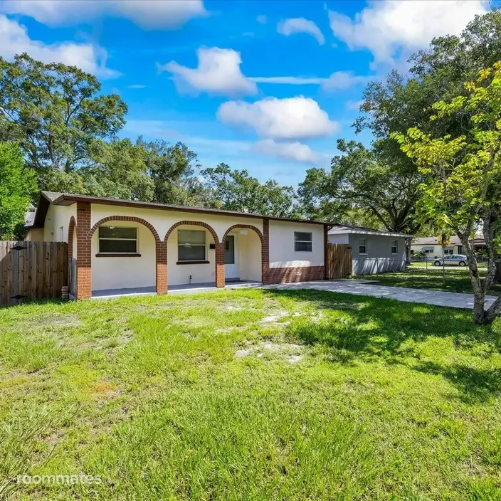 Room for rent in St. Petersburg, FL $950, house