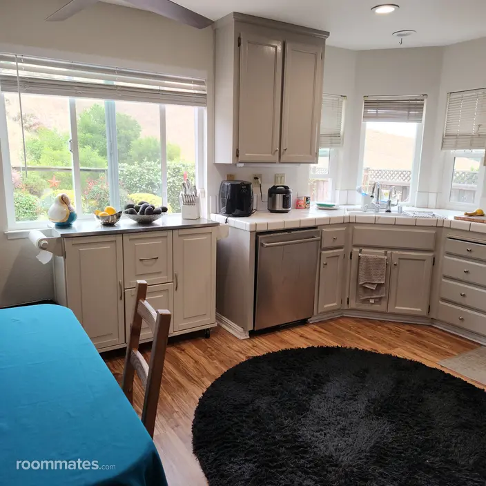 Room for rent in Vallejo, CA $1000, house