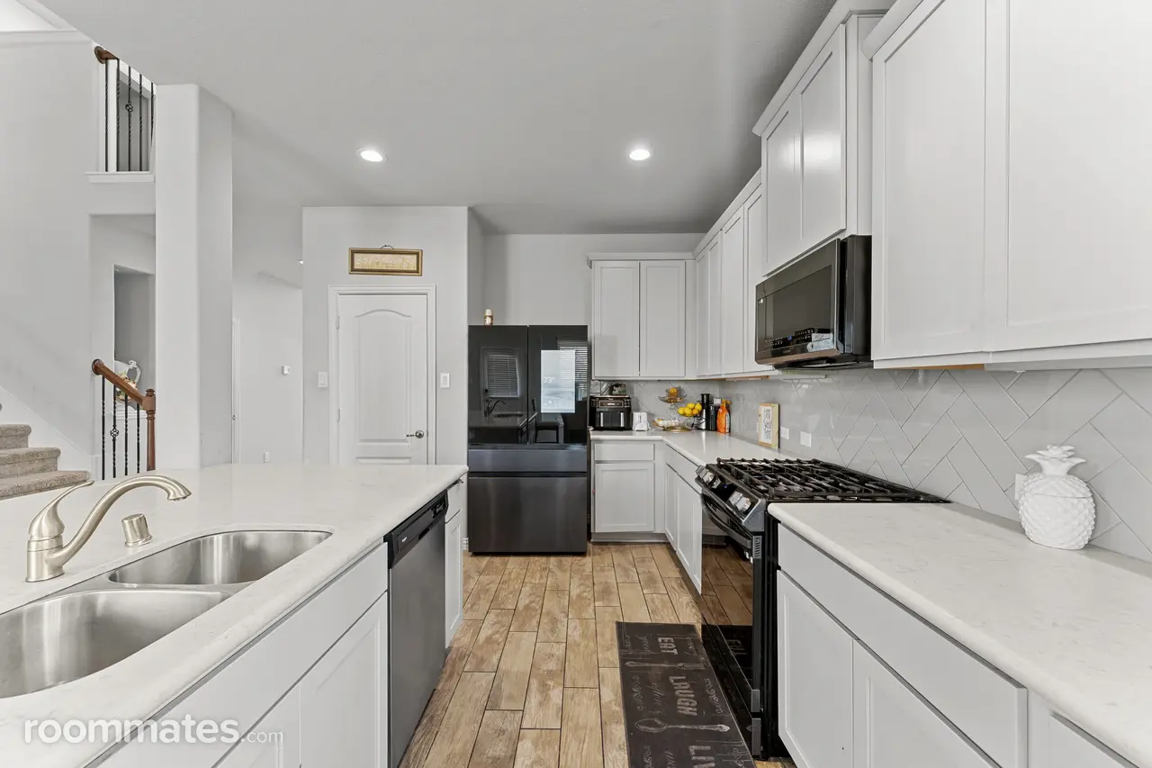 Profile photo 1 of 10