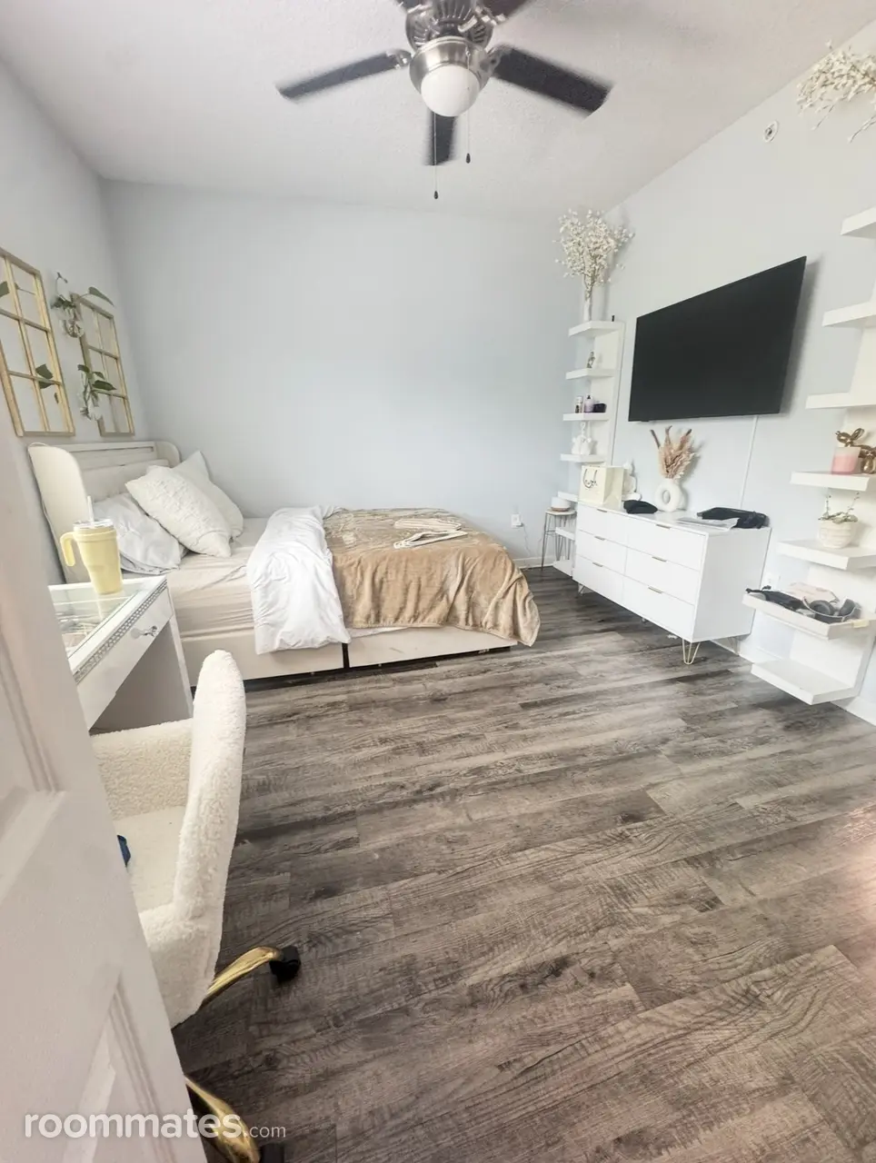 Profile photo 1 of 4