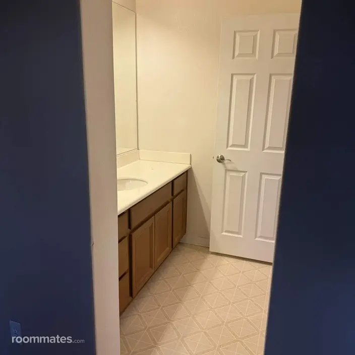 Room for rent in Eastvale, CA $975, house