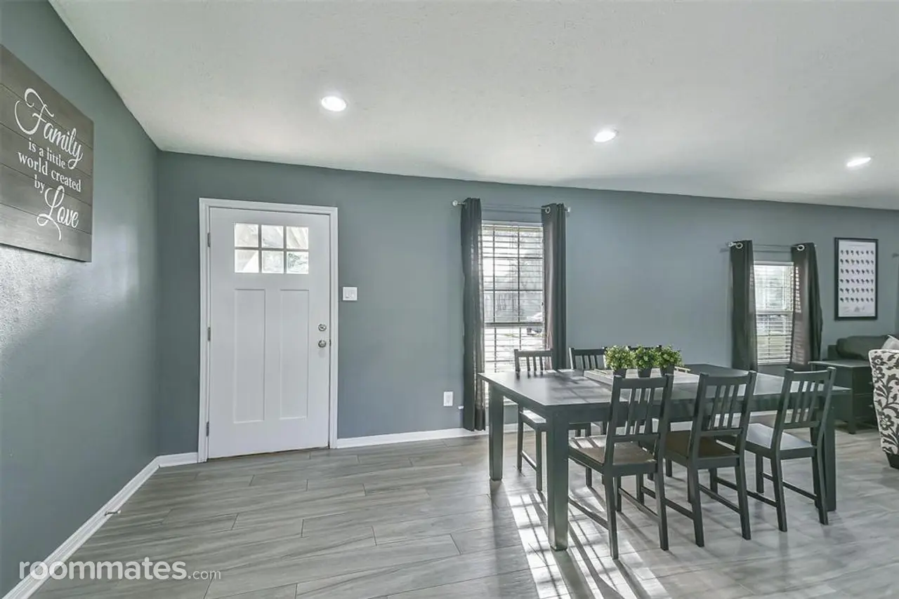 Profile photo 3 of 9