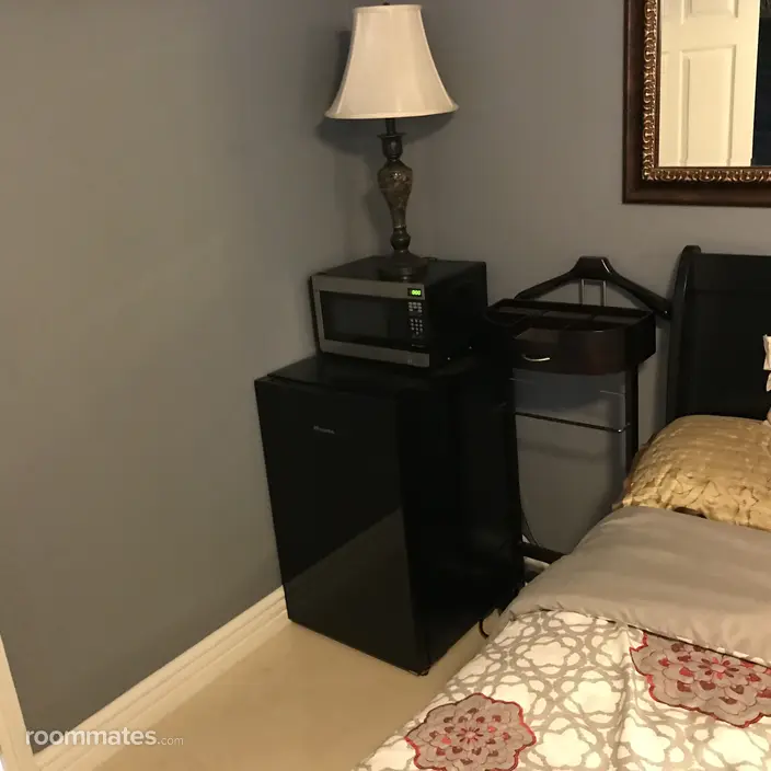Room for rent in Woodland Hills, CA $1750, house