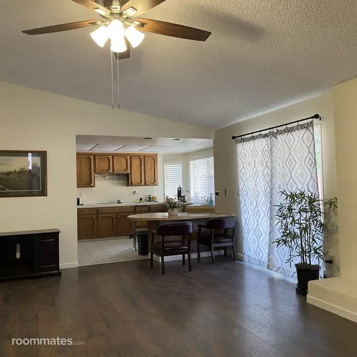 Room for rent in Fresno, CA $998, house