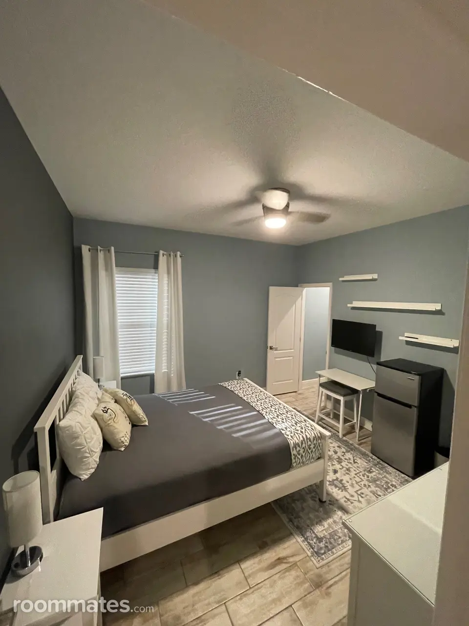 Profile photo 1 of 10