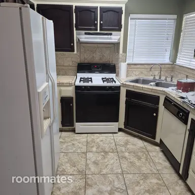 Room for rent in Bakersfield, CA $900, house