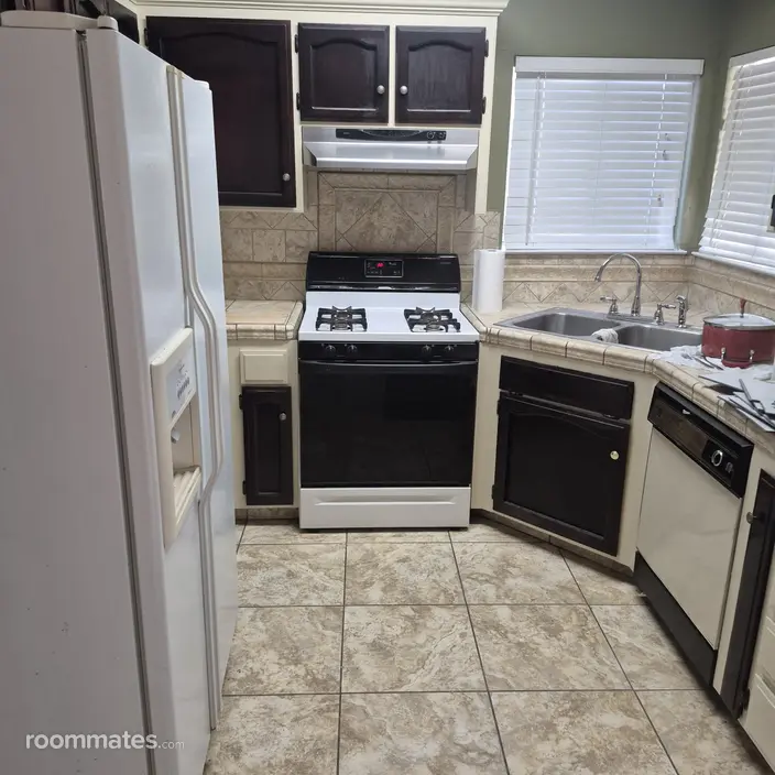 Room for rent in Bakersfield, CA $900, house