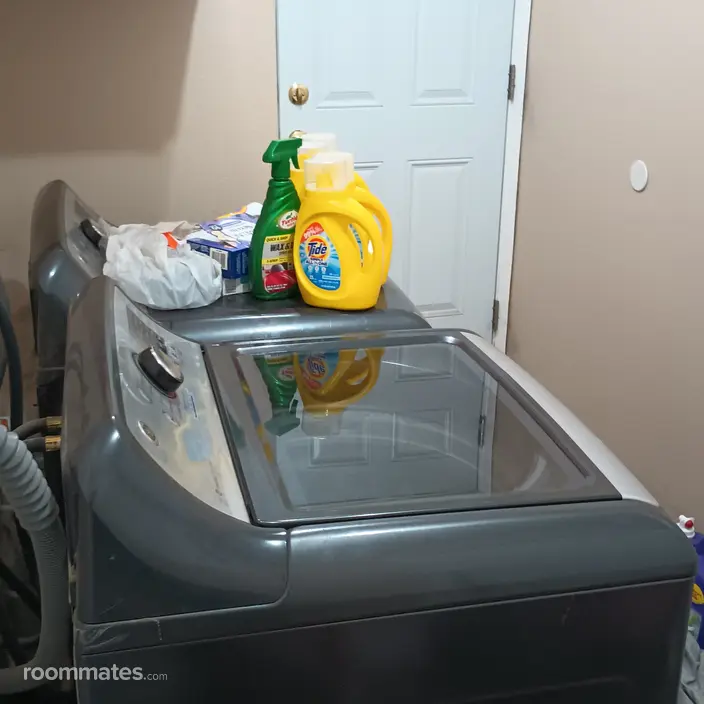 Room for rent in Hesperia, CA $700, house