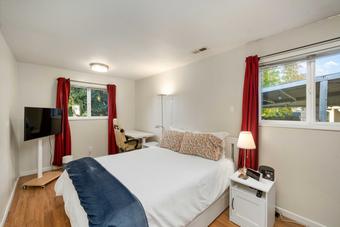 Room for rent in Portland, OR $1000, house