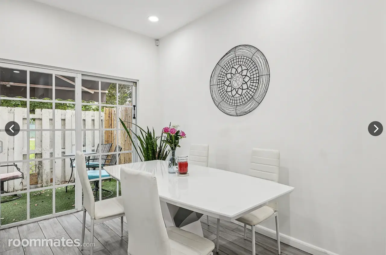 Profile photo 7 of 11