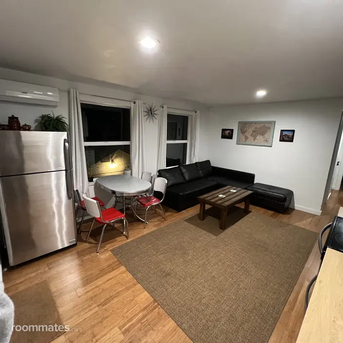 Room for rent in Portland, OR $1000, house