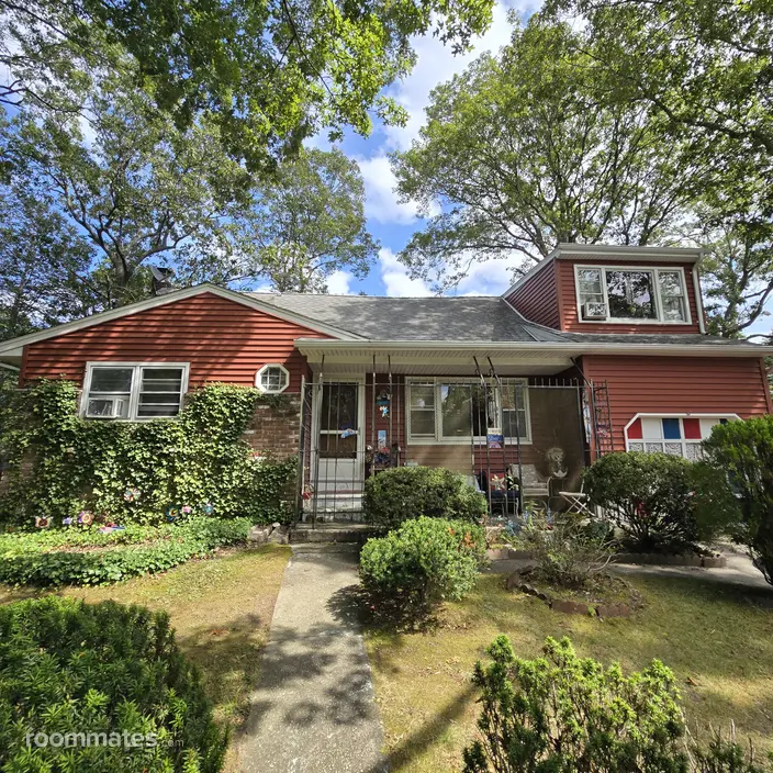 Room for rent in Shirley, NY $1300, house